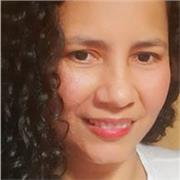 Profesora de Ciencias Sociales imparte clases a estudiantes de todas las edades